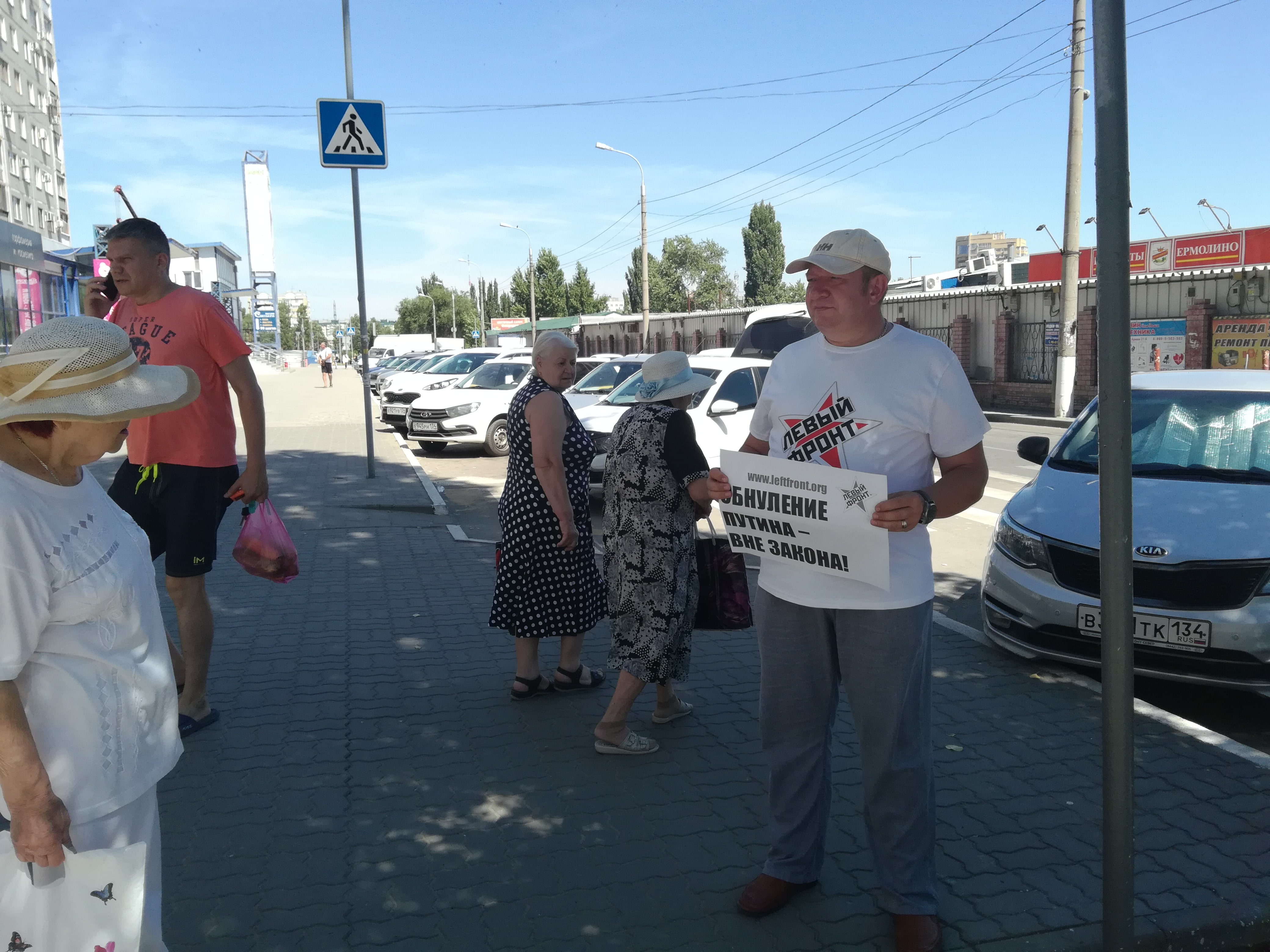 Анатолий Николаенко общается с прохожими во время пикета в Волгограде. 4 июля 2020 года. Фото Татьяны Филимоновой для "Кавказского узла"