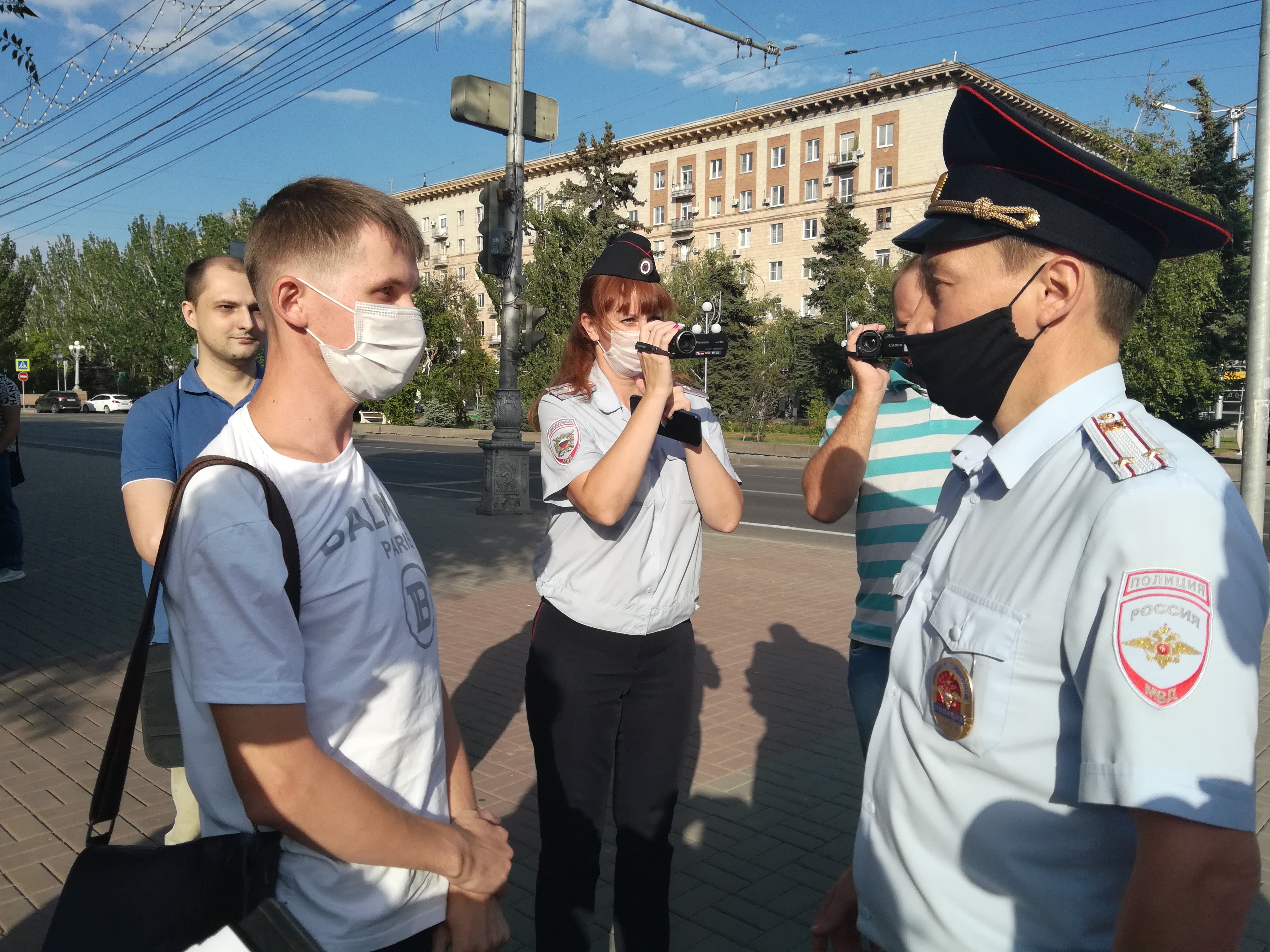 Владимир Кругляков и полицейский во время сбора подписей против принятых поправок в Конституцию. Волгоград, 18 июля 2020 года. Фото Татьяны Филимоновой для "Кавказского узла"