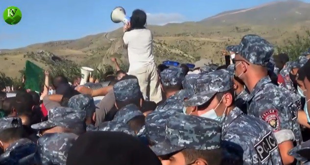 Акция протеста на подступах к горе Амулсар. Фото: скриншот видео "Кавказского узла", https://www.youtube.com/watch?v=6j0Uh0opW58&feature=youtu.be