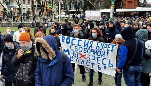 "Мы здесь власть!", "Россия будет свободной!" - гласят лозунги активистов. Краснодар, 31 января 2021 года. Фото Анны Грицевич для "Кавказского узла".