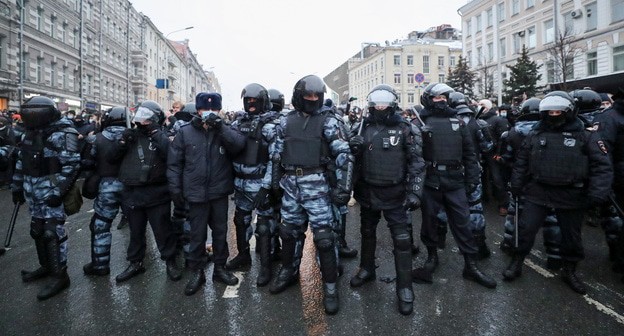 Сотрудники силовых структур на акции протеста в Москве. 31 января 2121 года, фото Reuters/
EVGENIA NOVOZHENINA
