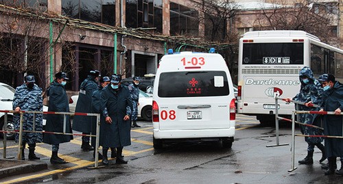 Сотрудники полиции возле палаточного городка. Ереван, 11 марта 2021 г. Фото Тиграна Петросяна для "Кавказского узла"