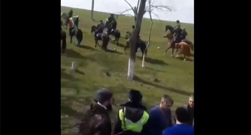 Чеченские всадники и дагестанские полицейские в Новолакском районе. 3 апреля 2021 года. Кадр видео, размещенного в Instagram-паблике "Аух / Дай Мохк / Нохчи къам" https://www.instagram.com/p/CNN51AmHPRA/