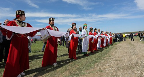 Фестиваль тюльпанов в Калмыкии. Чтобы увидеть непосредственно цветение тюльпанов, гостям фестиваля понадобится выехать на тюльпановые поля. Фото Николая Бошева для "Кавказского узла"