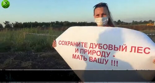 Татьяна Дмитриева во время схода противников вырубки дубов в Волго-Ахтубинской пойме 7 июля. Стопкадр из видео «Кавказского узла» https://youtu.be/6Y2mPwHCcFs