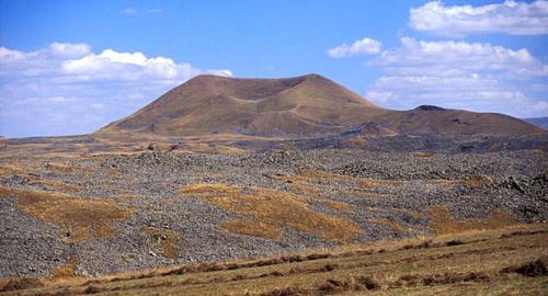 Лавовое поле вулкана Порак на границе Армении и Азербайджана. Фото Jim Luhr https://ru.wikipedia.org/wiki/Азербайджано-армянская_граница