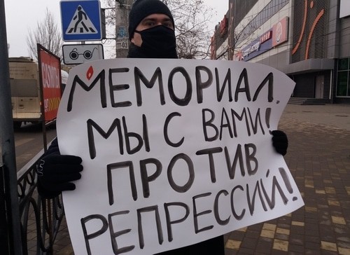 Ярослав Савин проводит одиночный пикет в поддержку "Мемориалов"*. Астрахань, 29.12.21. Фото предоставлено "Кавказскому узлу" автором снимка Мариной Миталевой.