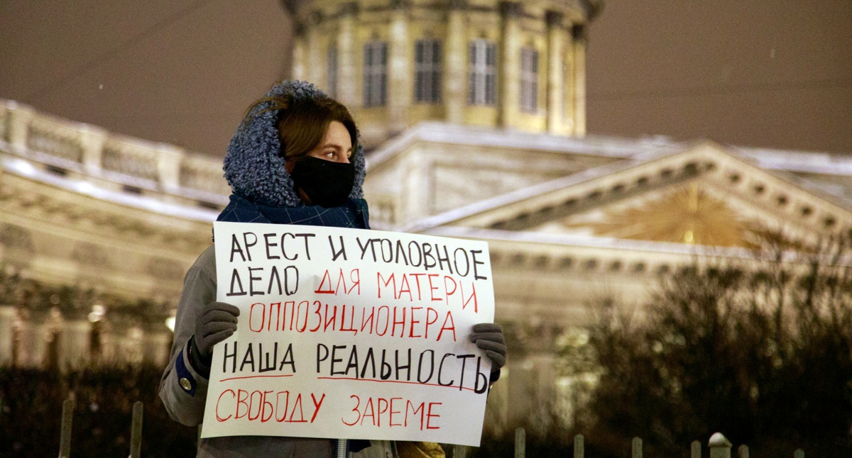 Одиночный пикет в поддержку Заремы Мусаевой петербургская активистка провела на Невском проспекте около Казанского собора вечером 31 января. Фото https://www.zaks.ru/new/archive/view/222274