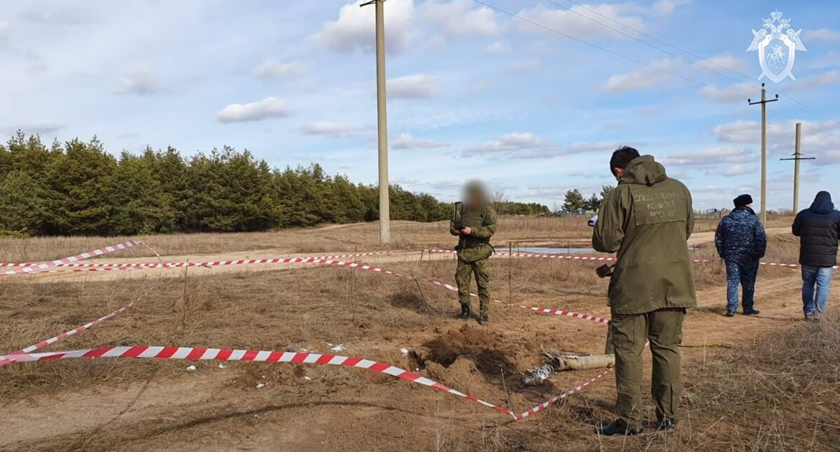 Следственные действия на месте взрыва снарядов в Тарасовском районе Ростовской области 19 февраля 2022 года. Стоп-кадр из видео Следкома России. https://www.youtube.com/watch?v=l3NV2TGM84U