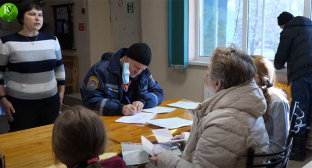 Беженцы, прибывшие из Донбасса в Ростовскую область. Скриншот видео "Кавказского узла" https://www.youtube.com/watch?v=577yCkDTZlE