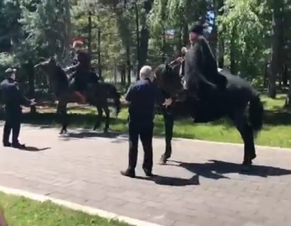 Всадники во время траурного шествия в Нальчике 21 мая. Стопкадр из видео на странице https://vk.com/adygheheku?z=video-40741633_456239125%2Fe62b4e6f2507cf5553%2Fpl_wall_-40741633