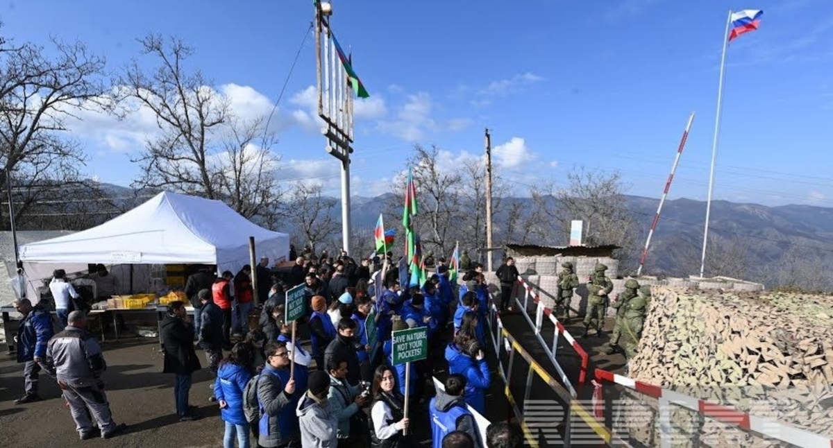 Акция протеста на трассе из Степанакерта (Ханкенди) в Армению. Фото: Report https://report.az/ru/karabakh/rastet-chislo-uchastnikov-akcii-na-doroge-hankendi-lachyn/