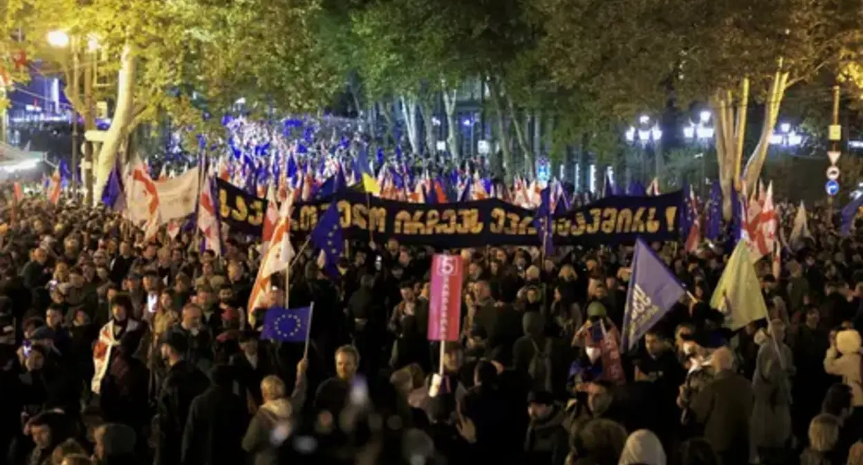 Участники митинга держат плакат в поддержку евроинтеграции Грузии. Фото: Гурам Мурадов/Civil.ge