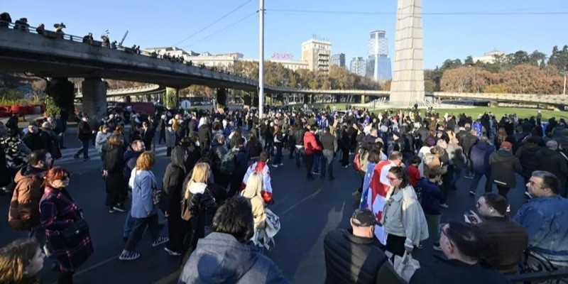 Протестующие на площади Героев. Тбилиси, 23 ноября 2024 года. Фото: "ИнтерпрессНьюс" https://www.interpressnews.ge/ru/article/164641-na-ploshchadi-geroev-perekryto-dvizhenie