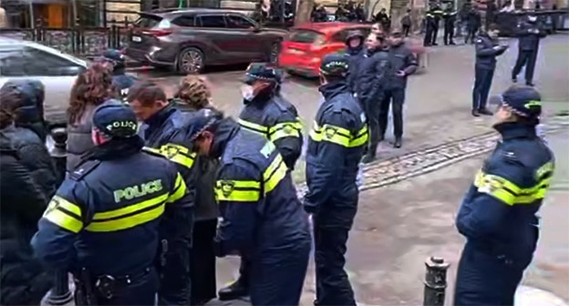 Полиция на месте акции протеста в Тбилиси, 02.12.24. Скриншот видео https://t.me/Tbilisi_life/32802