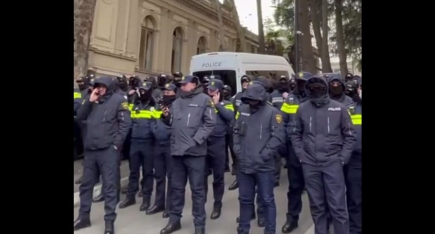 Силовики на улице в Тбилиси. 29 декабря 2024 года. Кадр видео телеграм-канала Tbilisi life https://t.me/Tbilisi_life/35179