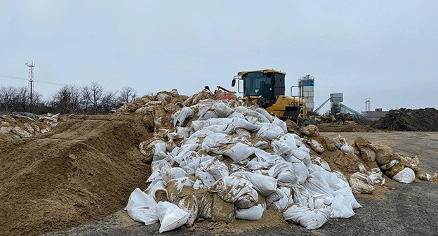 Вывоз мазута на утилизацию с площадки в Воскресенском. Фото: телеканал "Краснодар"