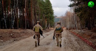 Военные идут по дороге. Иллюстрация создана "Кавказским узлом" с помощью ИИ в программе Photoshop