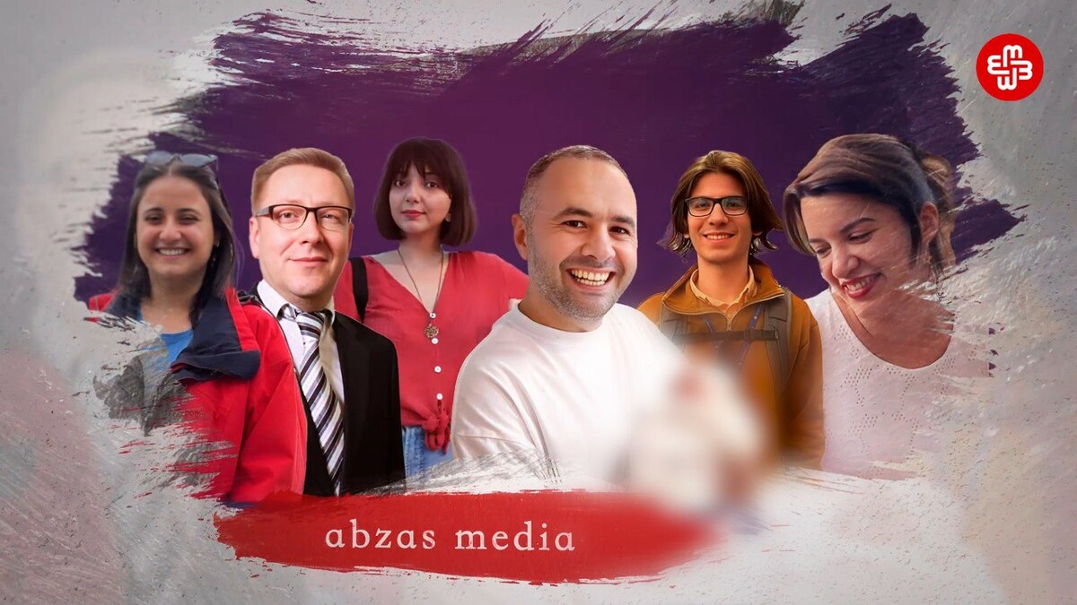 Журналисты Abzas Media. Фото: https://www.meydan.tv/ru/article/zhurnalisty-abzas-media-vystupili-s-zayavleniem-ob-otvode-sostava-suda/