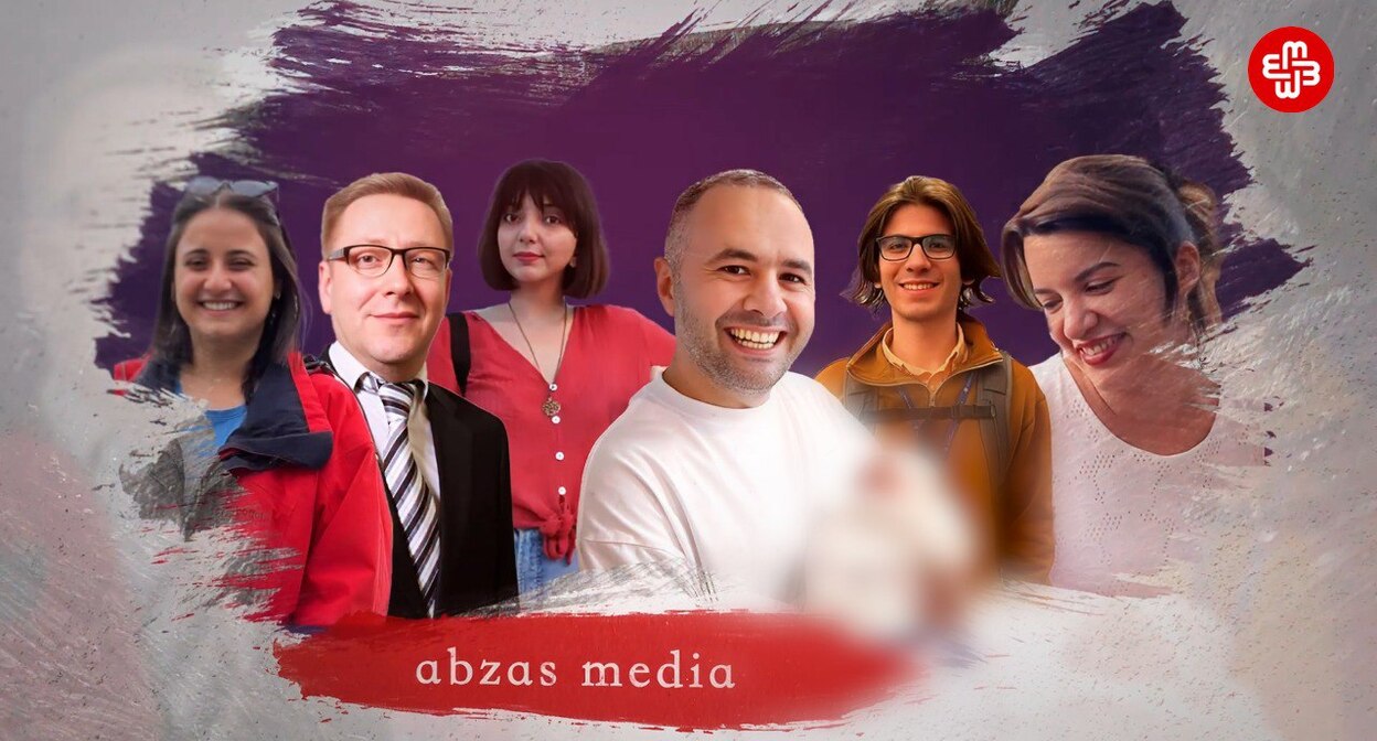 Журналисты Abzas Media. Фото: https://www.meydan.tv/ru/article/zhurnalisty-abzas-media-vystupili-s-zayavleniem-ob-otvode-sostava-suda/