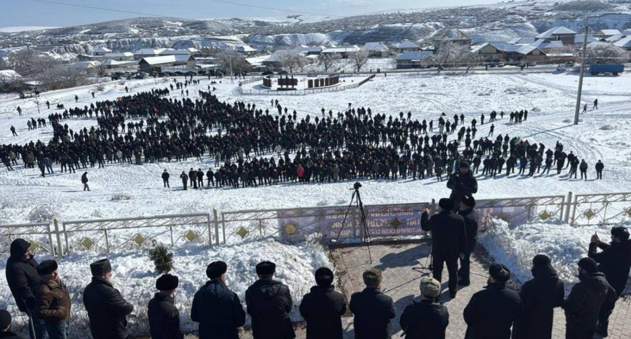 Митинг в селе Новокули, приуроченный к 81-й годовщине депортации вайнахов. Фото из телеграм-канала администрации Новолакского района https://t.me/novolak_vesti/19308