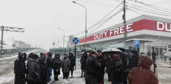 Абхазские предприниматели на границе в ожидании разрешения на вывоз мимозы. Скриншот фото из Telegram-канала "D News Абхазия" от 25.02.25, https://t.me/DNAbkhazia/9627.