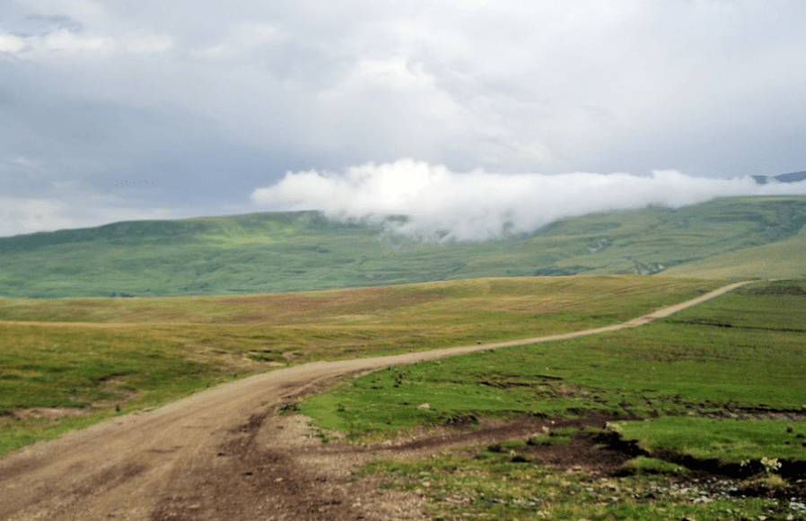 Земли близ Хубара. Скриншот фото Г.А.Гусейнова с сайта https://blog.welcomedagestan.ru/dagestan/kazbekovskij/hubar/?type=photo#&gid=null&pid=1