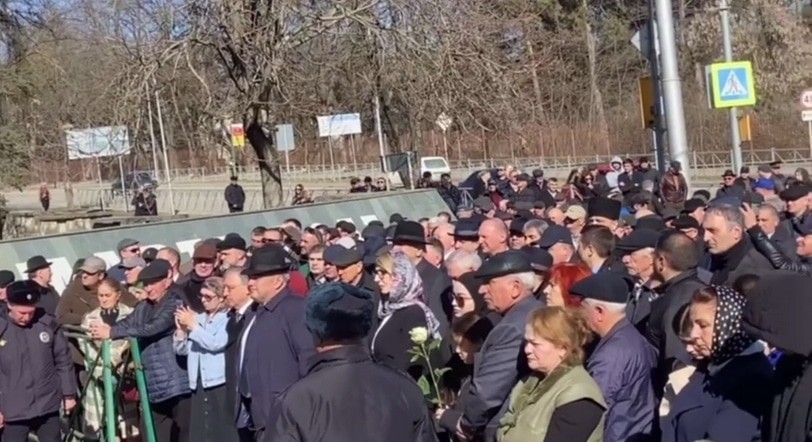 Митинг памяти жертв депортации. Нальчик, 8 марта 2025 года. Кадр видео ГТРК "Кабардино-Балкария" https://t.me/vestikbr/14675