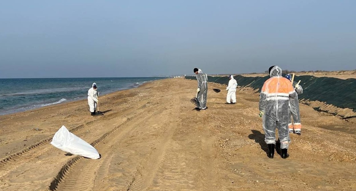 Уборка мазута на пляже в Анапе. Фото оперштаба Кубани https://t.me/opershtab23/12564