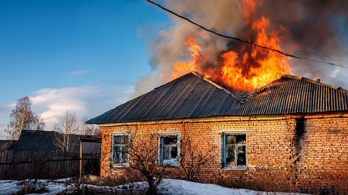 Пожар в жилом доме. Иллюстрация создана «Кавказским узлом» с помощью ИИ в программе Photoshop