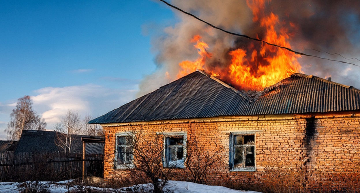 Пожар в жилом доме. Иллюстрация создана «Кавказским узлом» с помощью ИИ в программе Photoshop