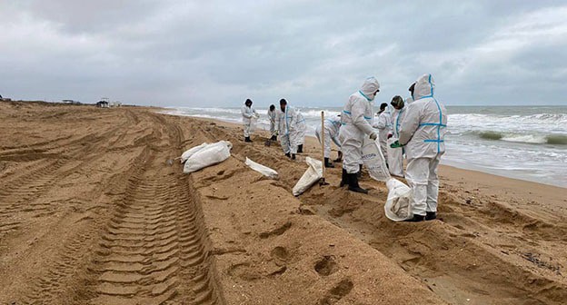 Уборка пляжа в Анапе. Фото оперативного штаба Краснодарского края