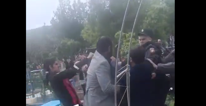 Драка с силовиками на кладбище в Зеленокумске. Стоп-кадр видео "Блокнот Ставрополь" от 30.04.25, https://t.me/bloknot_stavropol/33292.