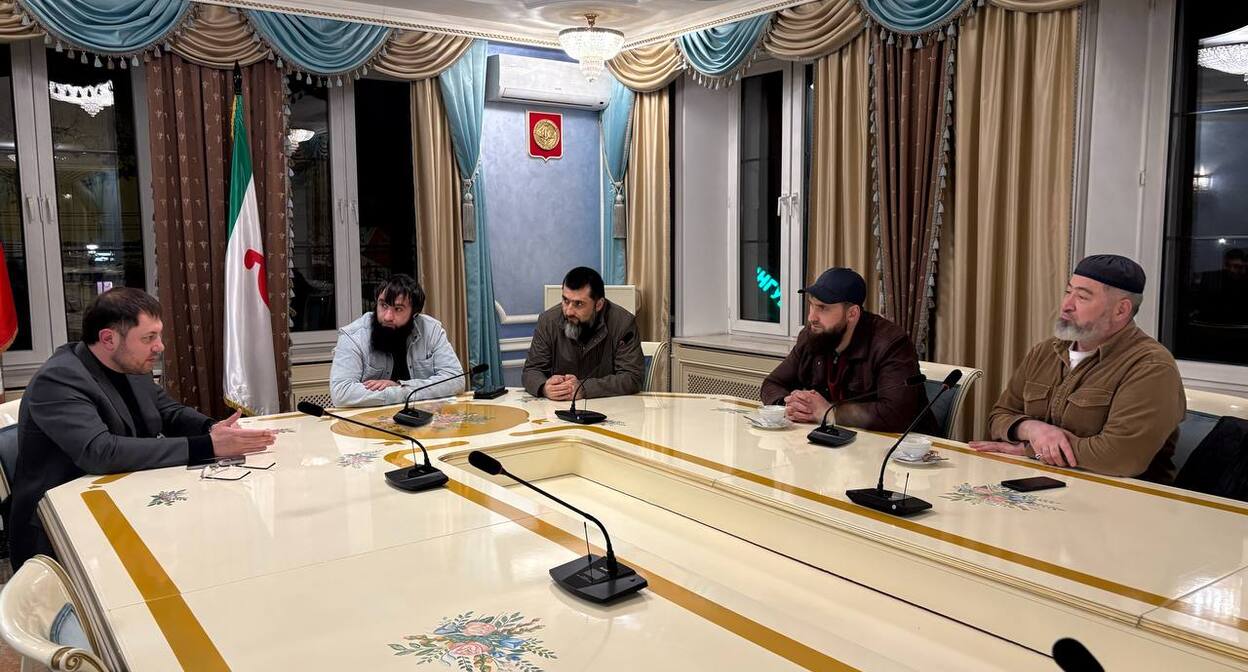 Встреча Мальсагова с родственниками пострадавших. Фото из телеграм-канала Магомеда Мальсагова https://t.me/Malsagov_MI/66