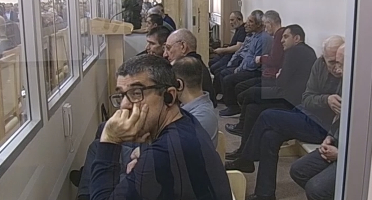 Обвиняемые в зале суда. Кадр видеосюжета "Азертадж". 