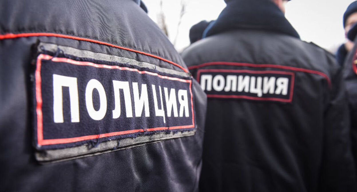 Сотрудники полиции. Фото Елены Синеок, "Юга.ру".