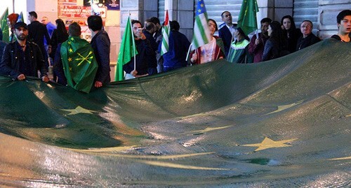 Черкесский флаг на акции черкесов в Турции. Фото Магомеда Туаева для "Кавказского узла". 
