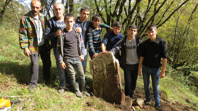 Прводники Нельсон и Вреж с ребятами, после того, как подняли и снова установили хачкар. 