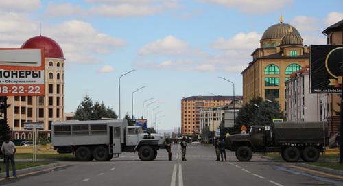 Силовики рядом с местом проведения митинга. Магас, 6 октября 2018 года. Фото Магомеда Муцольгова, http://www.svobodu.online/blogs/342/posts/34822